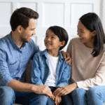 Sevgi dolu bir ortamda çocuklarıyla ilgilenen anne ve baba. Ebeveyn tutumları